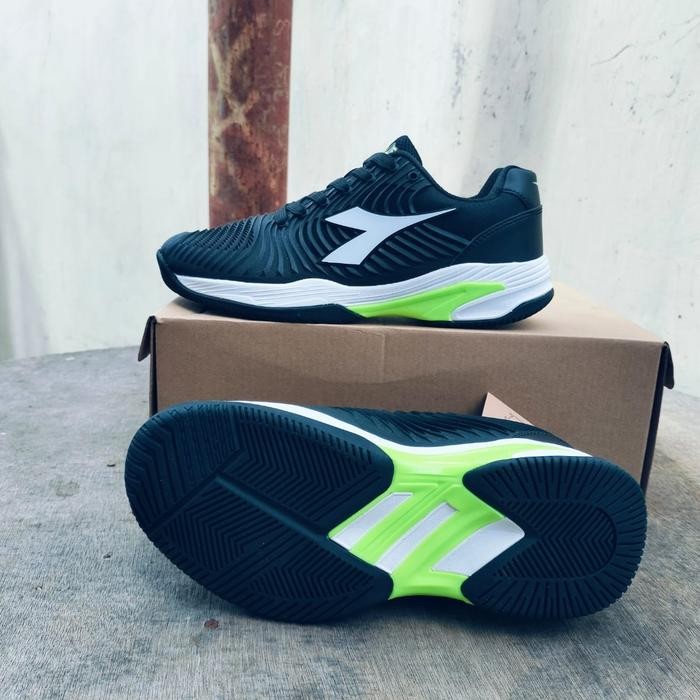sepatu tenis diadora original
