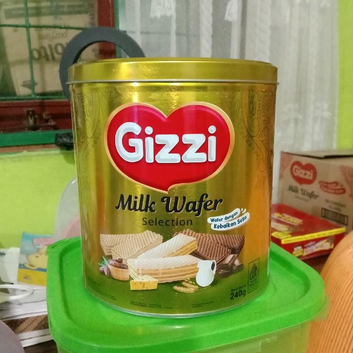 

New GIZZI FESTIVE MILK WAFER SELECTION 240 GRAM. 1 DUS ISI 6 KALENG. Exp 2026