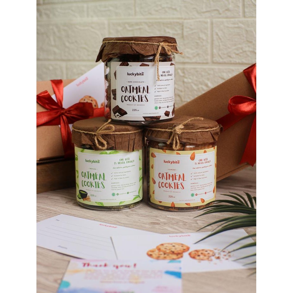 

Hampers / Gift Box / Kado - Cookies 3 Jar + Greeting Card + Pita