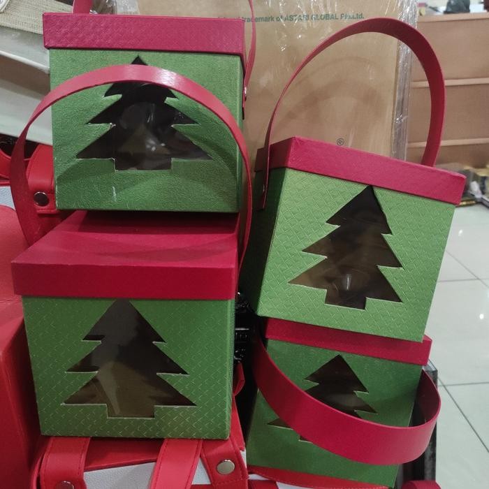 

KOTAK KUE isi 2 toples ( diameter 15 ) edisi natal tahun baru