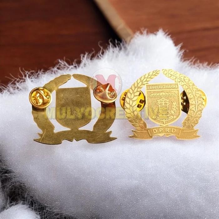 

Pin DPRD Bahan Logam Kuningan - Logo DPRD Lampung Barat Padi Dan Kapas PREMIUM