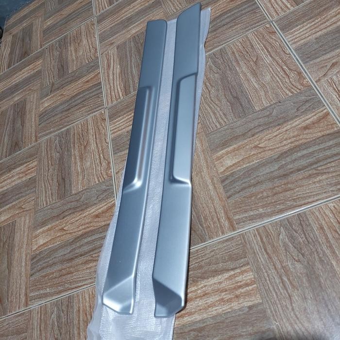 Garnish List Body Samping Bagian Pintu Tengah Xpander Cross