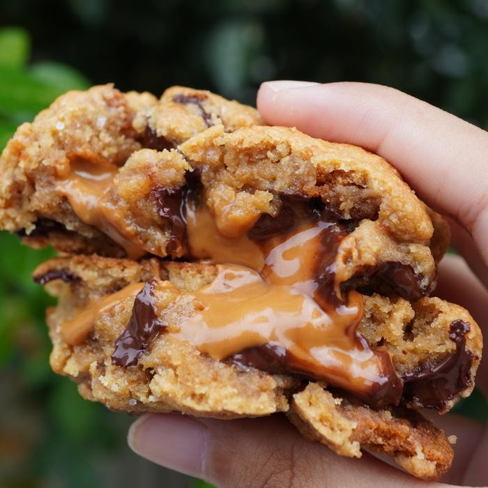 

OR6T Lotus Biscoff-Filled Chocolate Chip Cookies