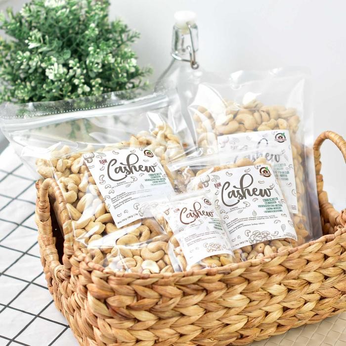 

IOI2 Natural Raw Cashew ( Cemilan Sehat Kacang Mede Mentah ) 500 Gr