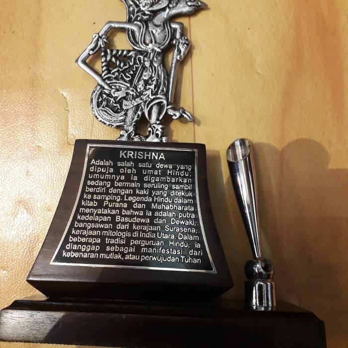 

Tempat Pensil Pulpen Hiasan Meja Kantor Wayang Logam