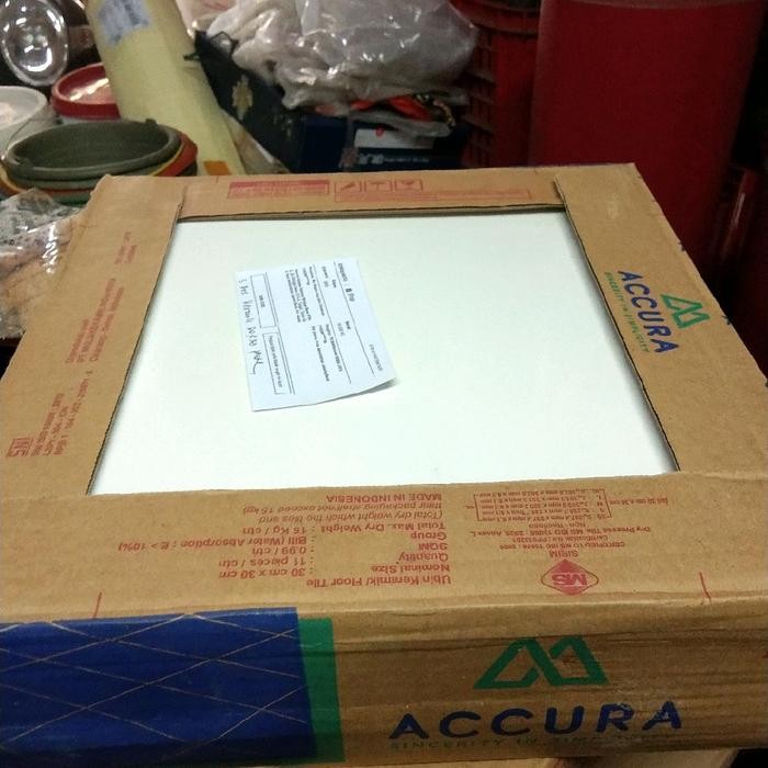 Keramik putih 30 x 30 Mulia/ Accura