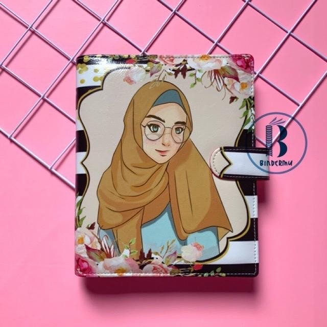 

Bindermu Ready Binder Motif Girl Hijab Floral Muslimah Printing Kulit Multiring 20Ring A5 26Ring B5