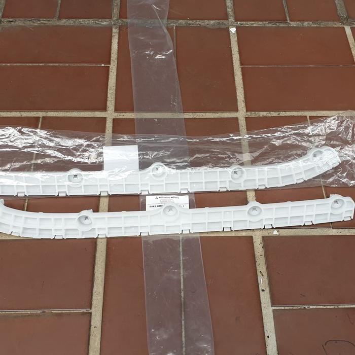 Braket Bemper Belakang Asli Mitsubishi Pajero Sport