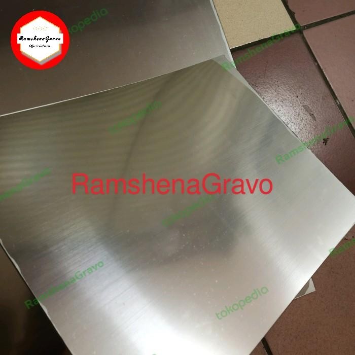 

Ready Gravoply Silver Hairline 30X40Cm Tebal 1.5Mm Bahan Grafir