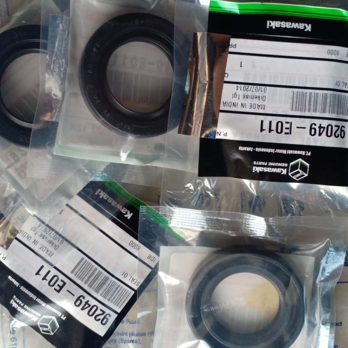 SEAL VELG BELAKANG KANAN KAWASAKI BAJAJ NS200 SIL PELEK BELAKANG BR200