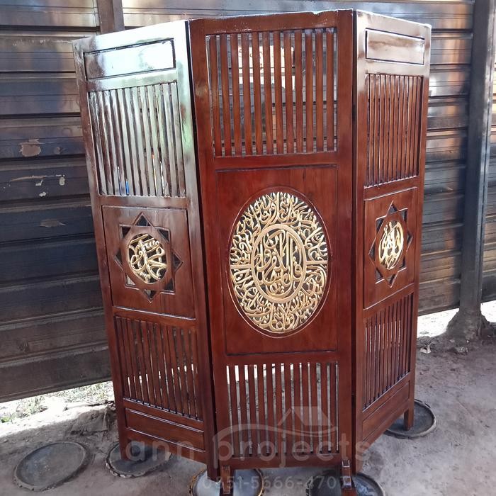 PARTISI PENYEKAT RUANGAN KAYU JATI KALIGRAFI MUSHOLLA