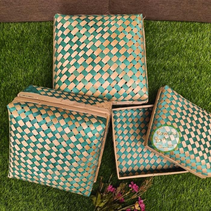 Sokase Besek Kaki Anyaman Bambu Ulir Hijau Hampers Lebaran 25X25 Cm