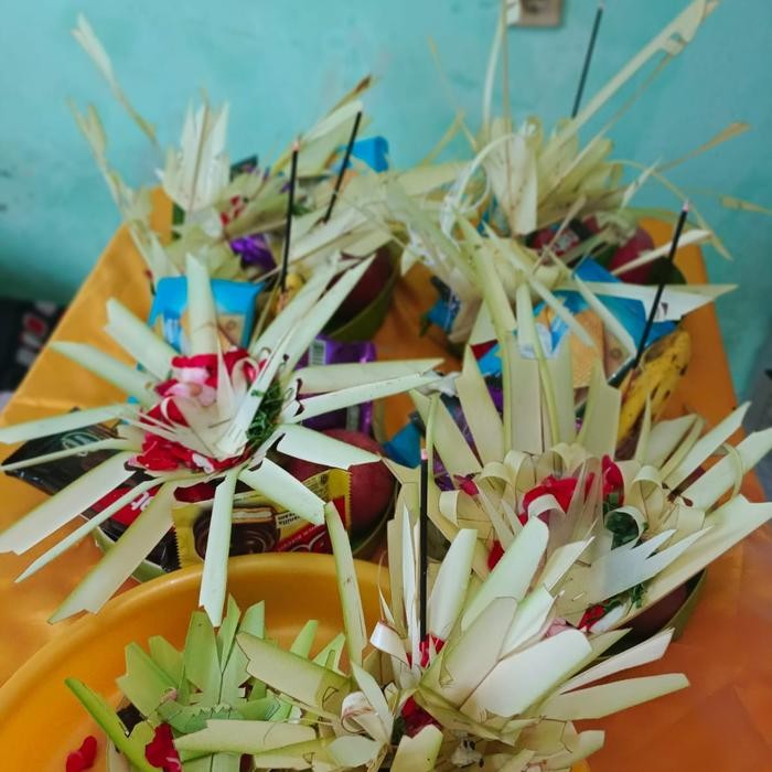 Banten Otonan Tumpeng tiga