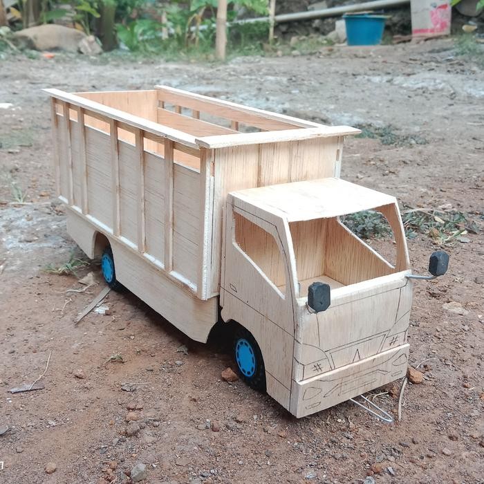 Mainan miniatur truk oleng kayu mentahan