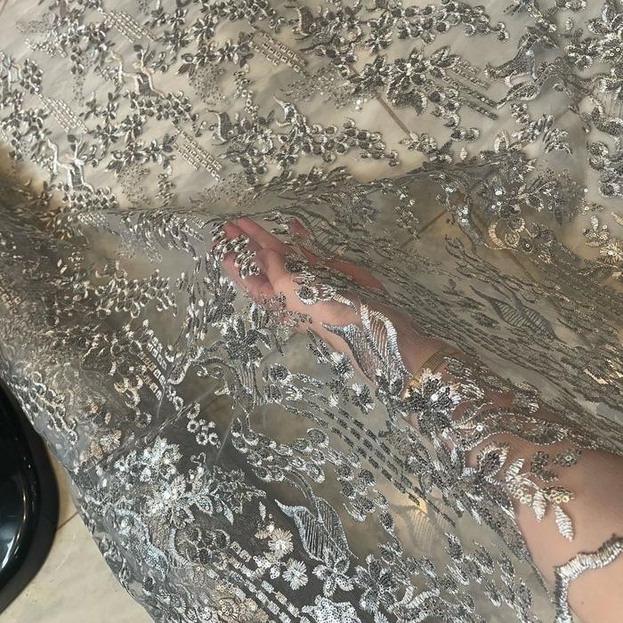 Bahan Kain Kebaya Mewah Brukat Tile Payet Gracia Warna Silver Harga 0,5 meter