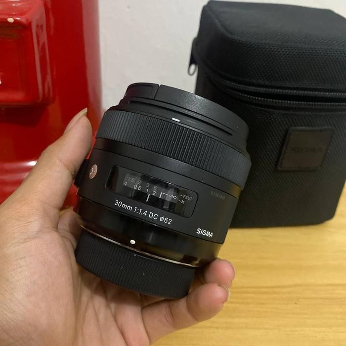 Sigma 30 mm f1.4 art dc hsm lens for nikon