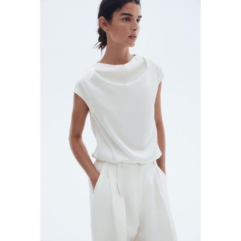 H&M BLUS SATIN BERLENGAN CAP BLUS DENGAN SATIN LEMBUT YANG MENGALIR, MENAMPILKAN LENGAN CAP, GARIS L