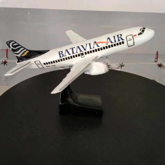 miniatur pesawat Batavia air panjang 20 cm ada dudukan tidak ada roda bahannya dari resin