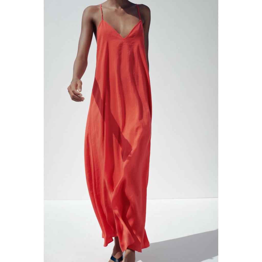 ZARA GAUN MIDI BAHAN JATUH Gaun midi terbuat dari kain luwes