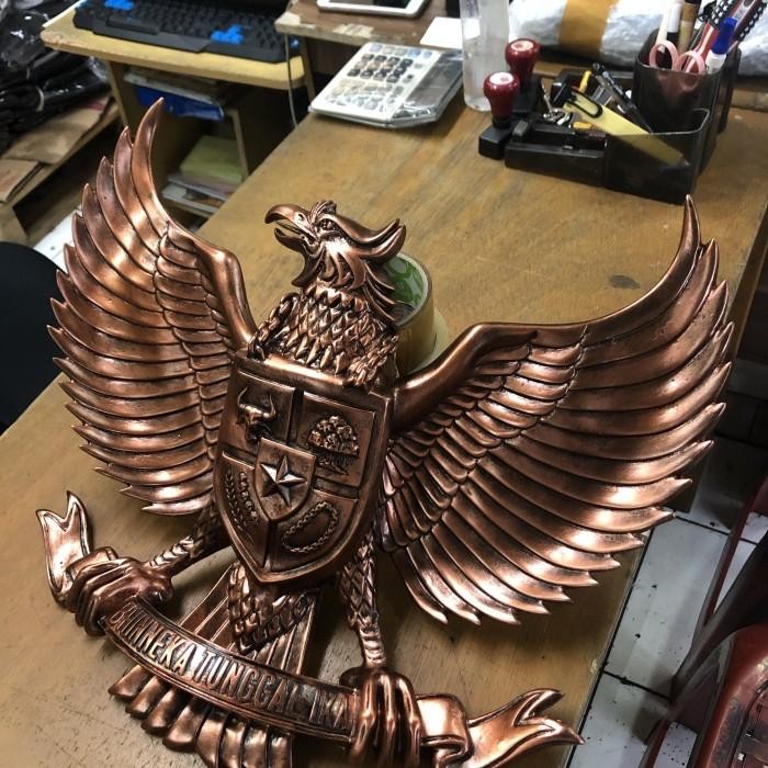 Lambang Garuda Pancasila Bahan Fiber Perunggu 50Cm