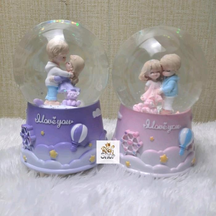 Tersedia Kotak Musik Bola Salju Couple Winter LED Snowglobe Kristal Pajangan Romantis