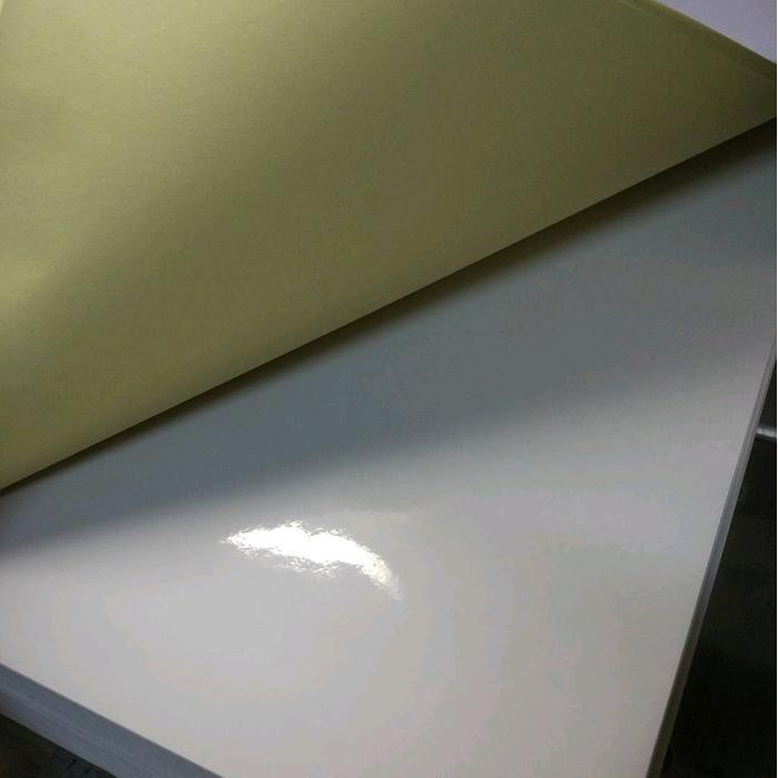 

ID KERTAS STICKER CHROMO GLOSSY UKURAN A4 ISI 50 LEMBAR / STIKER MENGKILAP KUNING PUTIH