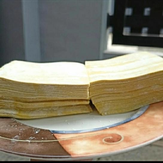 

LEZAT- Kulit Pangsit Warna Kuning Halal Kotak Kg 10Cm 140 Lmbr Halal