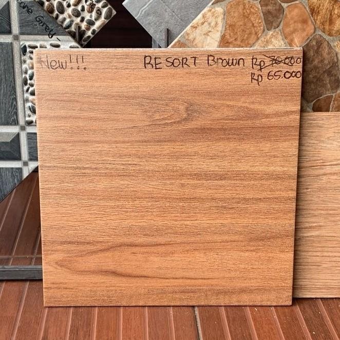 Executive KERAMIK MULIA 40X40 RESORT BROWN / MULIA KERAMIK MOTIF KAYU