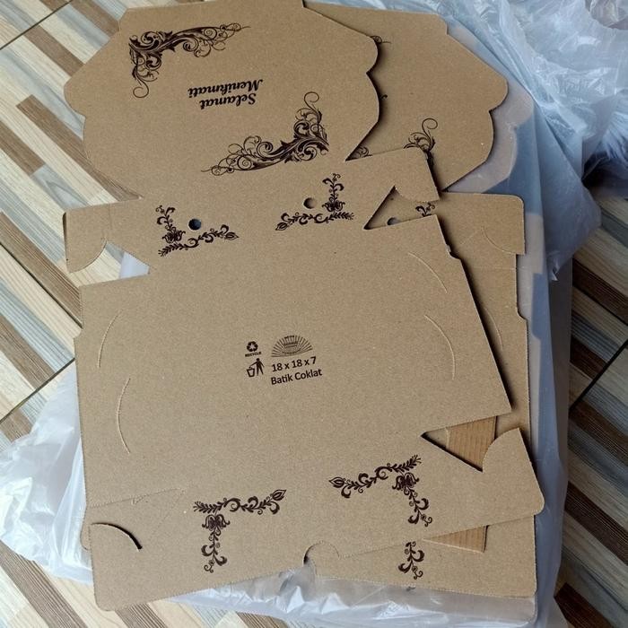 Dus Kraft motif uk 18 x 18 dus coklat kotak nasi ( per pack )