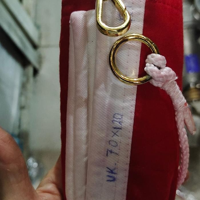 

Terlaris SALE Bendera RI 70x100 ada kili kili, bahan tebal, luntur dikit SALE