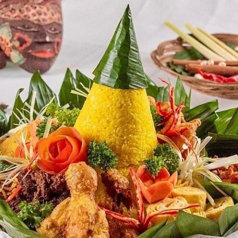 

Nasi Tumpeng / Nasi Kuning tradisional untuk 4 Porsi
