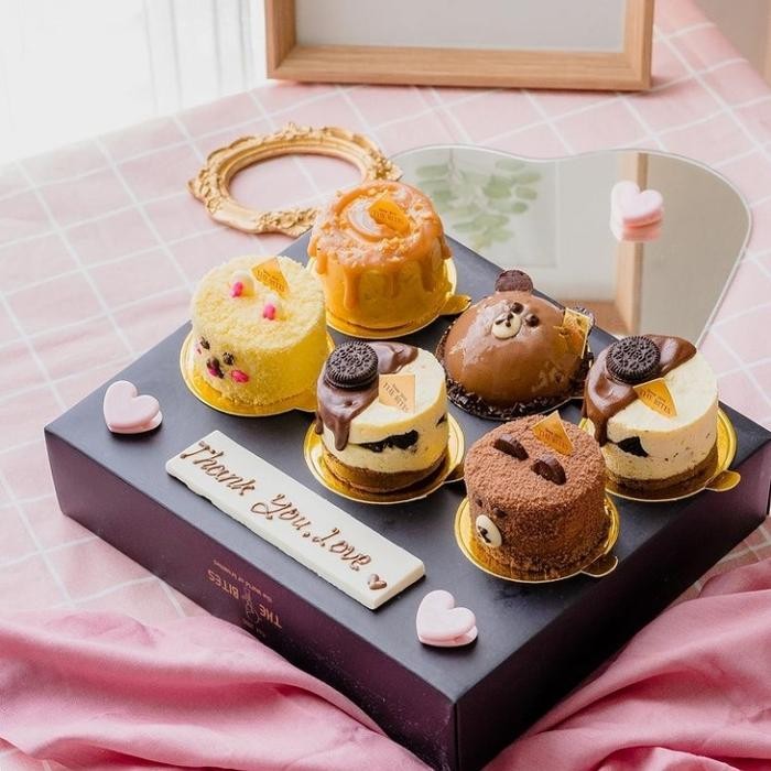 

Medium Cute Birthday Cake / Mix Character Brown / Cony / Kuma - 6 Pcs