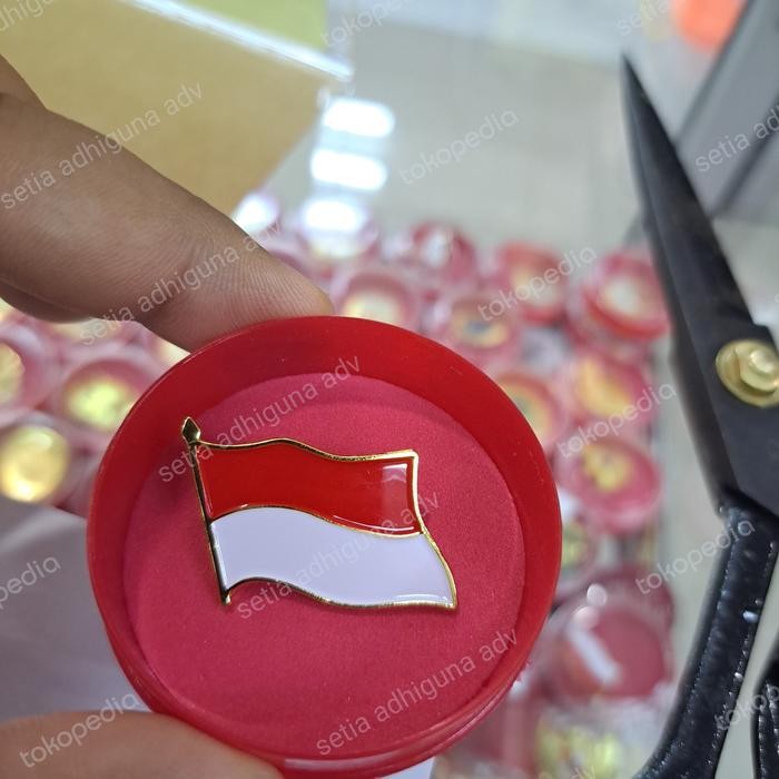 pin bendera merah putih berkibar