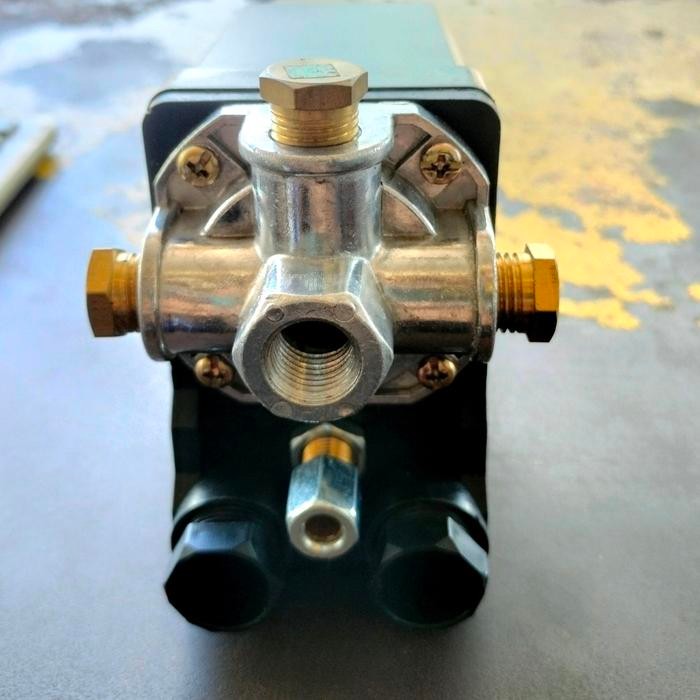 Laris Otomatis Kompresor 3 Phase Lubang 1 Pressure Switch Compresor 3 Phase