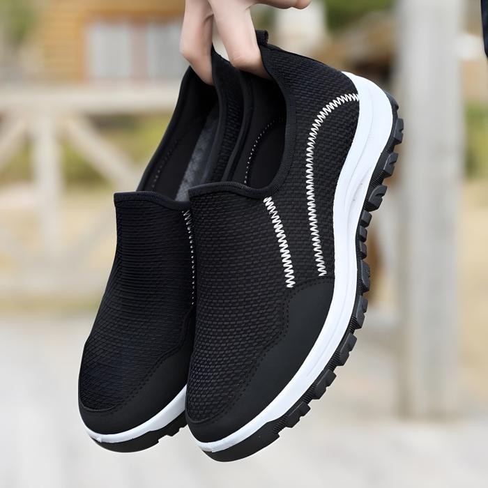 Aerostreet - Sepatu Sneakers Pria Casual Running Shoes Sepatu Kanvas Sepatu Slip On Pria Hitam