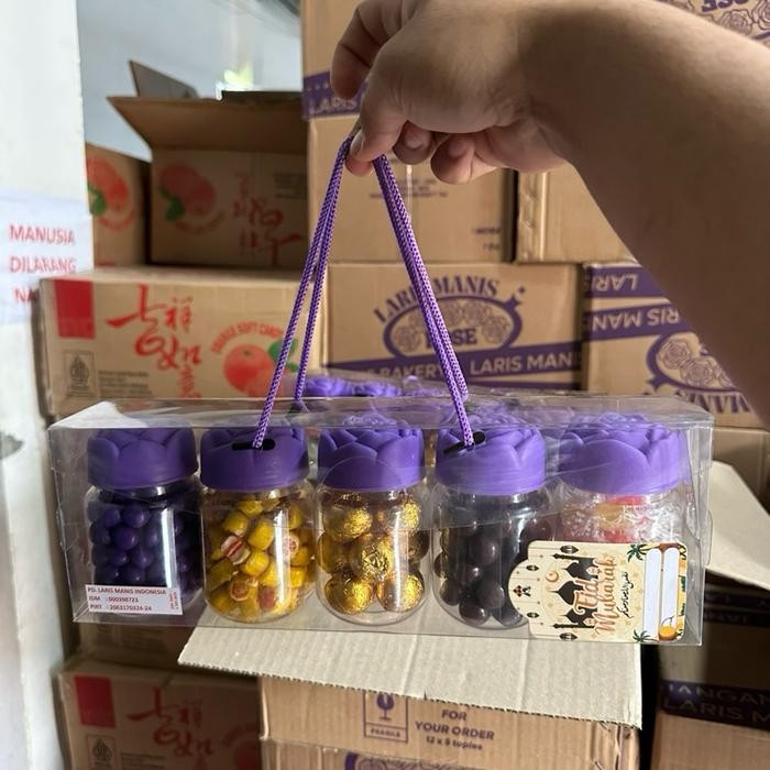 

Oleh-oleh haji, oleh-oleh umroh, paket coklat mawar ungu isi 5 toples isi coklat dan permen