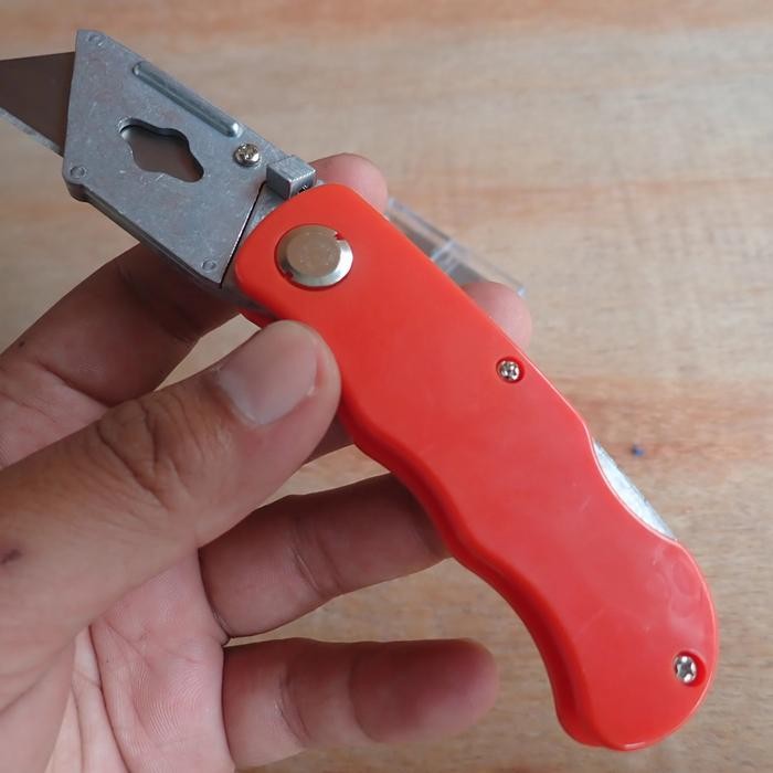 

PISAU LIPAT SERBAGUNA FOLDABLE KNIFE CUTTER BODY CLIP ALUMINIUM KODE 878