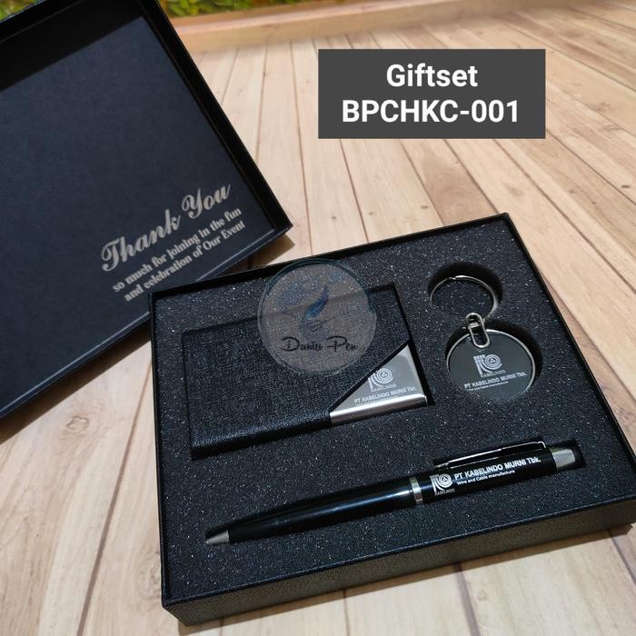 

Giftset Eksekutif Custom Pen+Card Holder+ Key Chain Elegan , Mewah