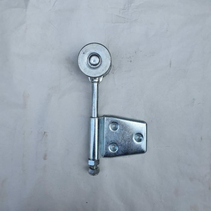 Roda Atas Pinggir Pintu Garasi