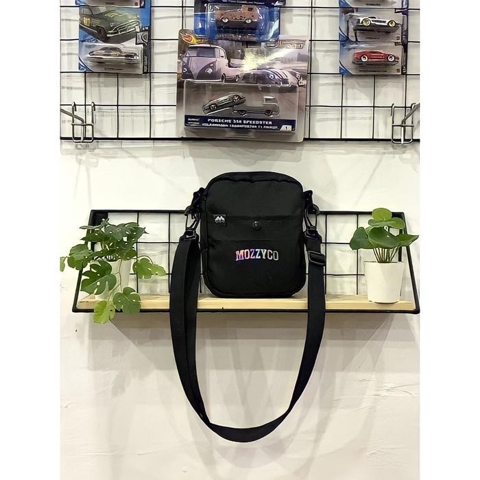 

KC206 MOZZYCO SLING BAG SPECTRA BLACK - TAS SELEMPANG PRIA & WANITA [UNISEX] Slingbag BERKUALITAS