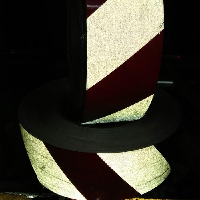 

Stiker Reflective Police Line 2"X 45Meter/Scotlite Merah Putih