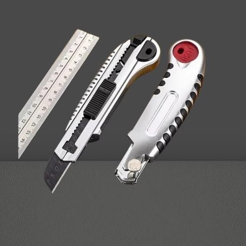 

ID PISAU CUTTER BESAR HD 5 MATA PREMIUM BLADE 18 MM PISAU POTONG DERBAGUNA PEMOTONG KERTAS PVC