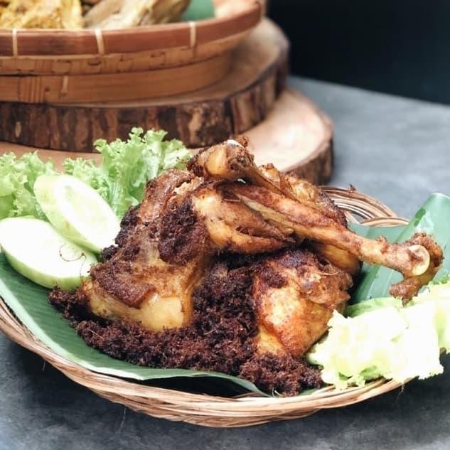 

ayam serundeng frozen siap goreng 1 ekor (pejantan) + sambal stok terbatas