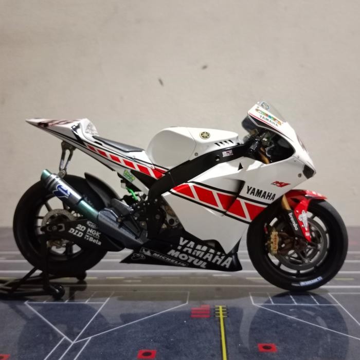 DIECAST MOTOGP YAMAHA YZR-M1 V. ROSSI 2005 VALENCIA SKALA 12 BY TAMIYA