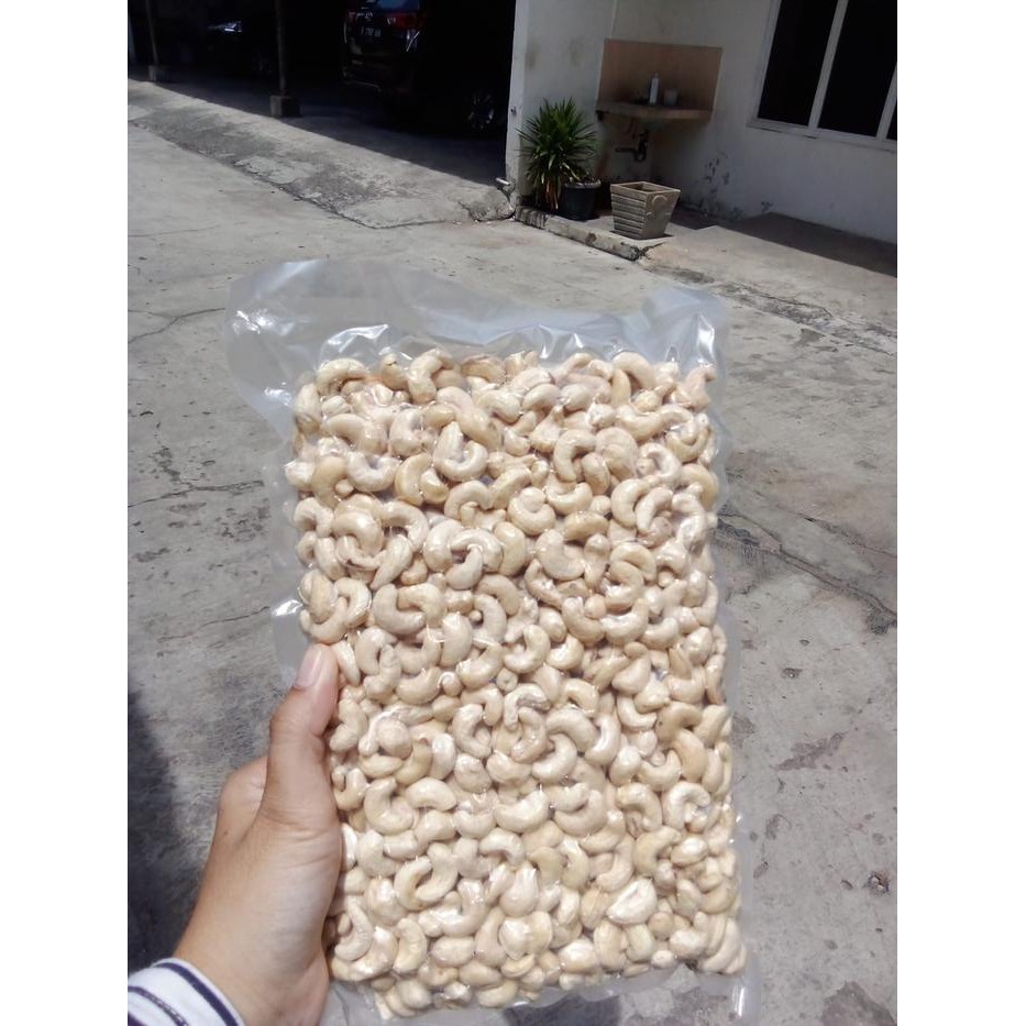 

Kacang Mede/Mete Super W320 Mentah Belum Panggang Premium 1000Gram/1Kg