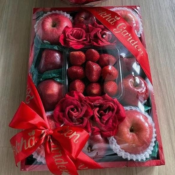 

Parcel Hamper Kado Hadiah Valentine Premium Buah Impor + Bunga