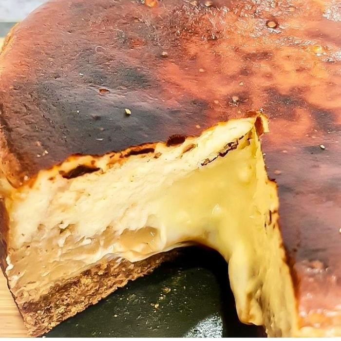 

Burnt Cheesecake / Kue Ultah Suans Bakery - Original / Latte / Biscoff