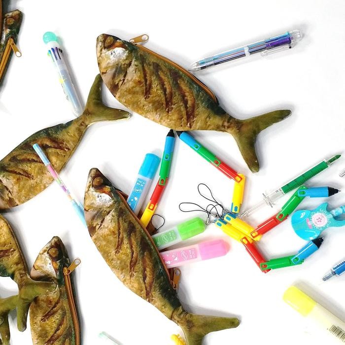 

Tempat Pensil Karakter Shrelo Pouch Ikan Kembung Goreng Kado Kocak Penggemar Makan Kuliner