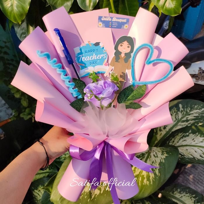

Bouquet Hadiah Hari Guru Alat Tulis / Teacher Day Gift Bucket Pulpen Alat Tulis