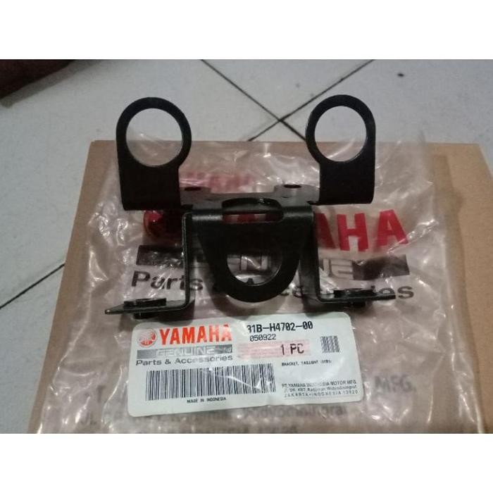 DUDUKAN LAMPU BELAKANG ORIGINAL YAMAHA JUPITER ZX/SALIB/ ROBOT / BRAKET TAILIGHT 31B-H4702-00